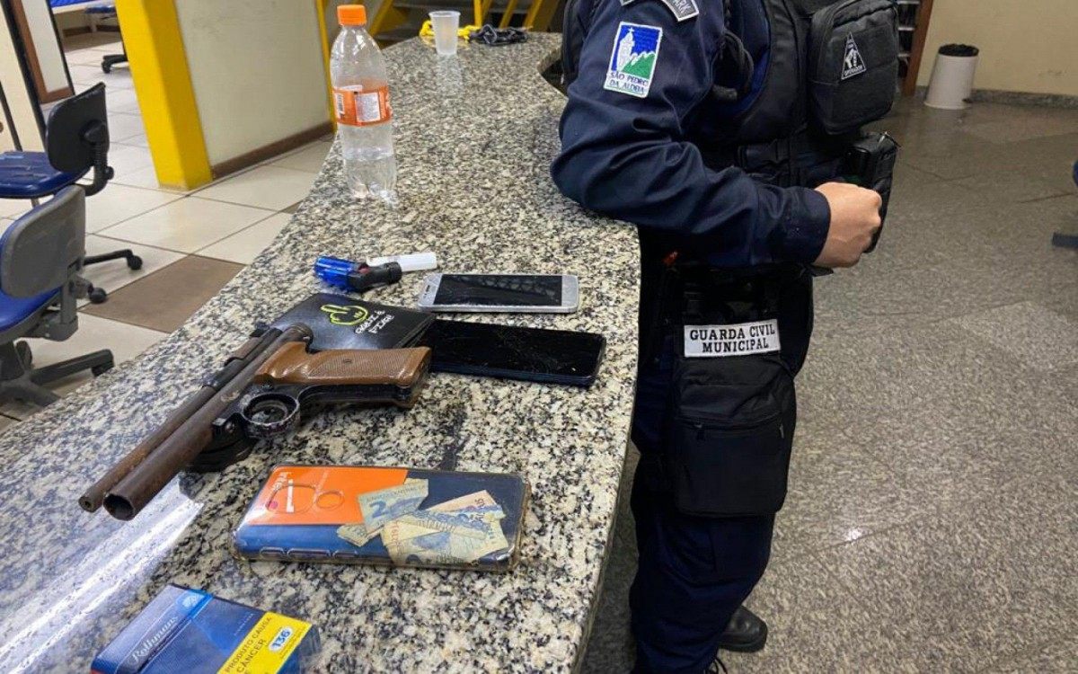 De acordo com a pol&iacute;cia, os guardas tiveram aten&ccedil;&atilde;o voltada para os homens, que tinham as caracter&iacute;sticas passadas por uma das v&iacute;timas dos roubos.