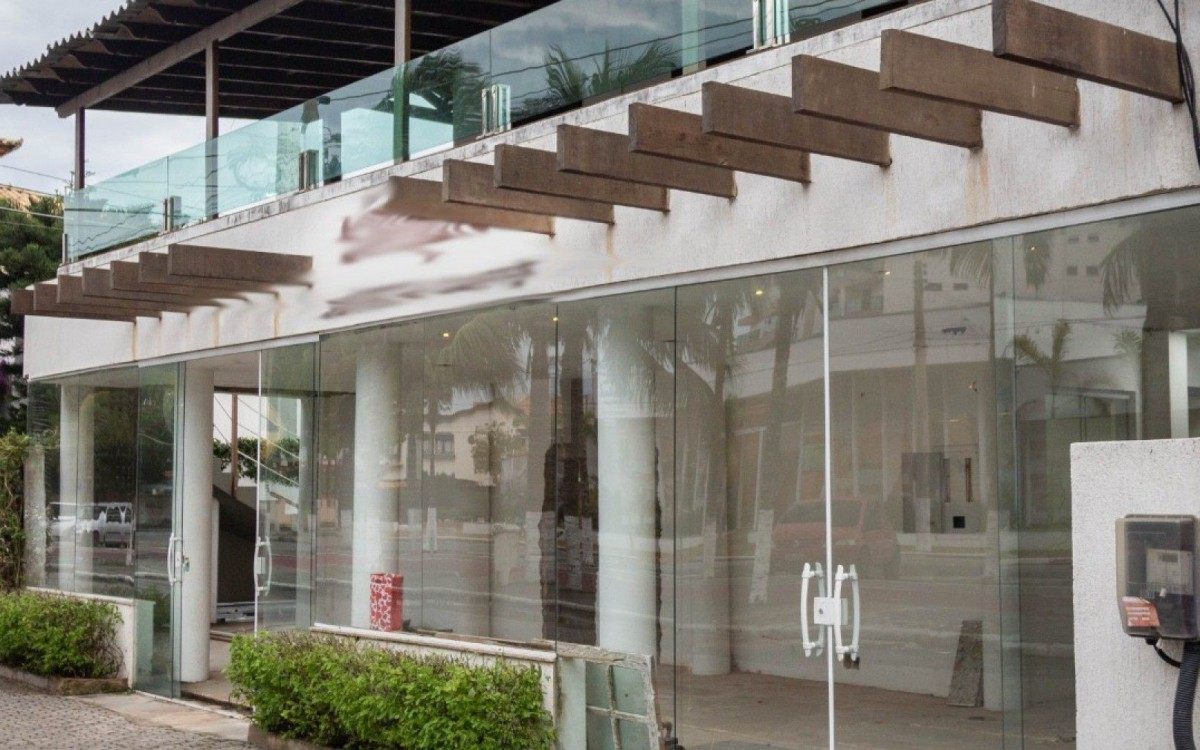 Im&oacute;vel fica na Avenida Liberdade, no bairro Praia dos Anjos 