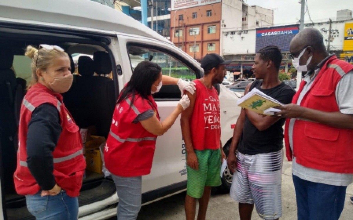 Duque de Caxias vacina pessoas em situa&ccedil;&atilde;o de rua