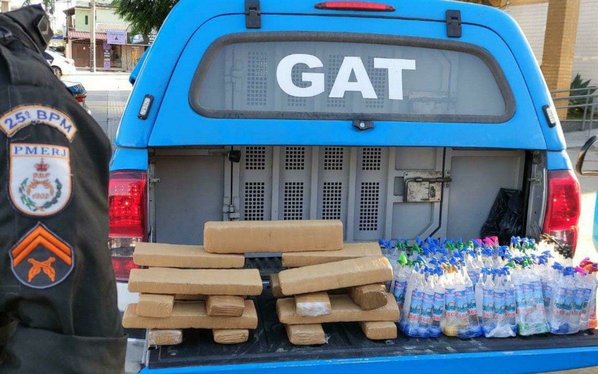 Pol&iacute;cia apreendeu 132 vidros de lan&ccedil;a perfume e 20 kg de maconha durante opera&ccedil;&atilde;o no bairro Manoel Correa, em Cabo Frio, no s&aacute;bado (12) 