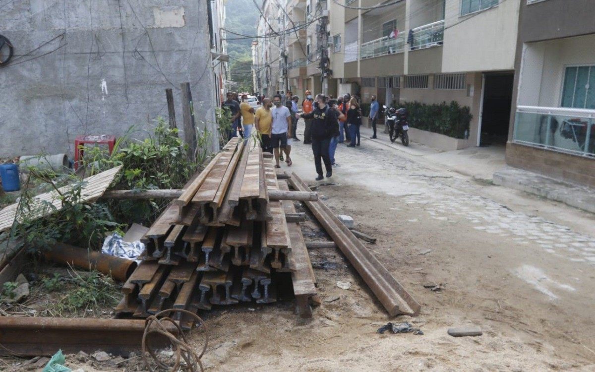Material utilizado para construções irregulares são removidos - Reginaldo Pimenta/ Agência O Dia