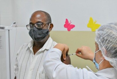Secretaria de Saúde inicia vacinação de pessoas com 56 anos ou mais