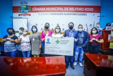 Programa do Artesão entrega 35 carteiras a profissionais de Belford Roxo