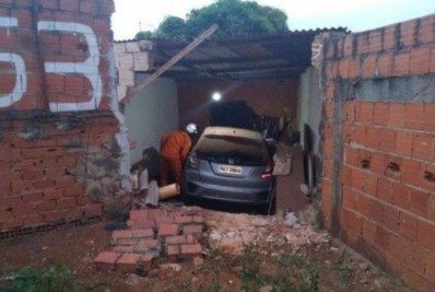 Mulher invade casa e atropela moradora após perder controle do carro