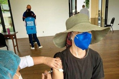 Fernanda Torres toma primeira dose da AstraZeneca: 'em respeito à Fiocruz'