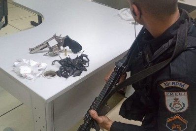 PM apreende arma e drogas em ação no bairro Roseiral, em Belford Roxo