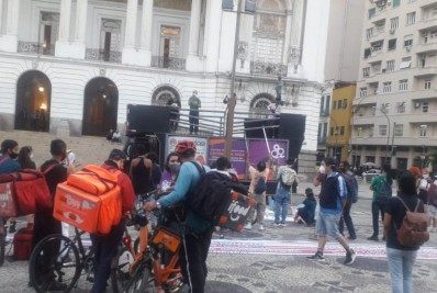 Entregadores e motoristas de aplicativo fazem ato em apoio a PL que amplia direitos das classes