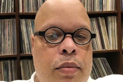 Ed Motta tira a barba por causa do coronavírus