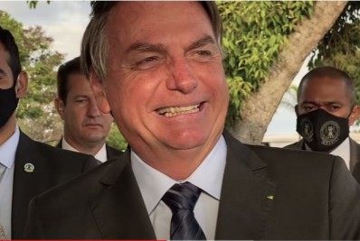 Sem máscara, Bolsonaro critica Doria: 'não consegue administrar SP, quer comandar o Brasil'