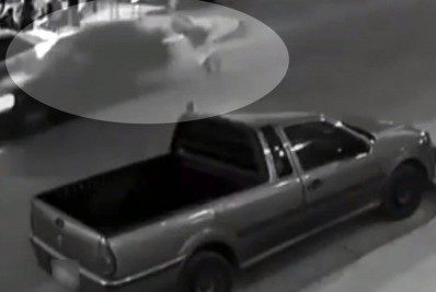 Vídeo: bebê que estava no colo da mãe é arremessado após atropelamento