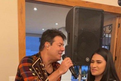 Alex Cohen canta com Simone Mendes e Jorge Aragão em almoço 