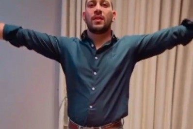 Soltinho! Ex-BBB Caio Afiune surge dançando Britney Spears