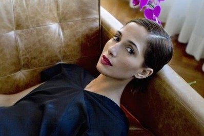 Camila Pitanga celebra aniversário de 44 anos com banho de cachoeira