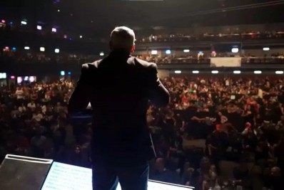 Show do Belo é realizado em local utilizado como ponto de vacinação contra covid