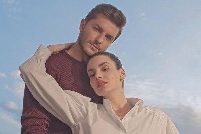 Klebber Toledo recebe declaração de Camila Queiroz no aniversário