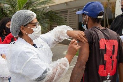 Arraial do Cabo vacina pessoas em situação de rua contra a Covid-19