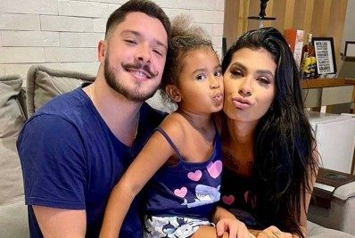 ﻿Noivo de Pocah faz homenagem à filha da cantora com tatuagem