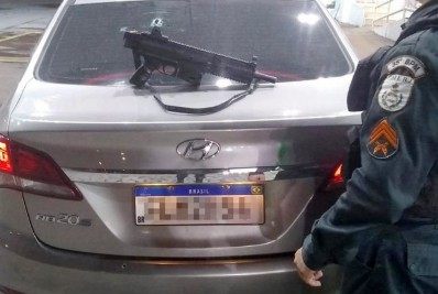 Menores praticam série de assaltos com réplica de fuzil em Itaborai