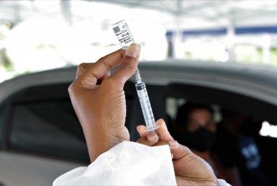 Moradores de SP e MG se vacinam no Rio