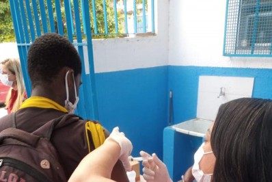 Duque de Caxias vacina pessoas em situação de rua contra a Covid-19