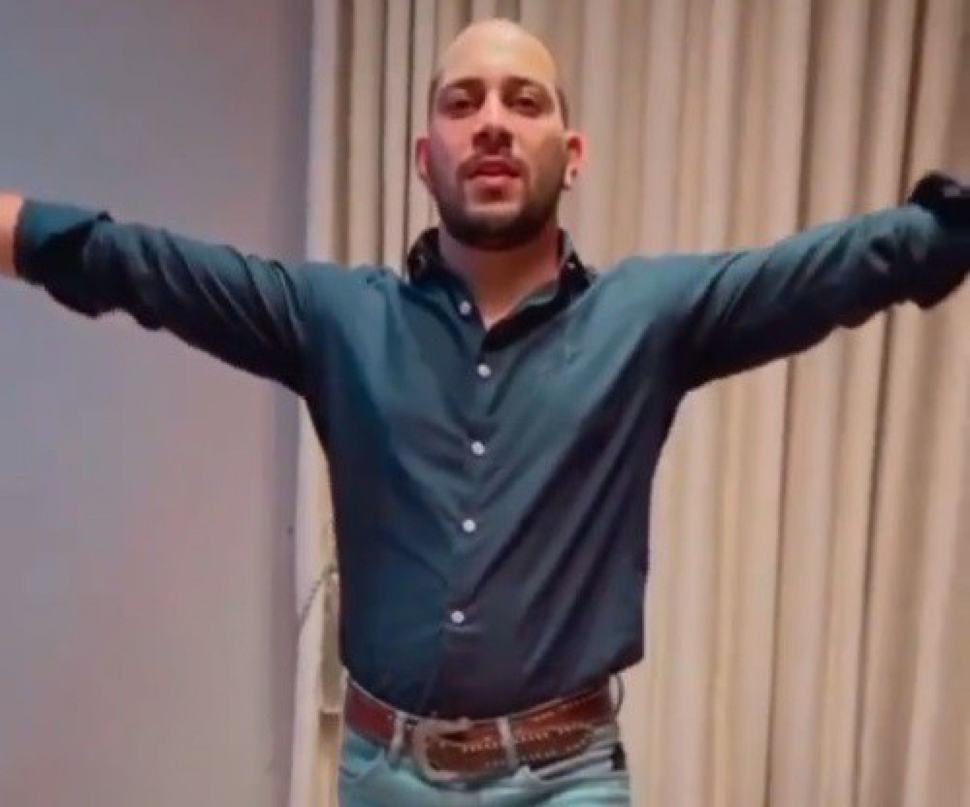 Ex-BBB Caio Afiune surge dançando Britney Spears - Reprodução