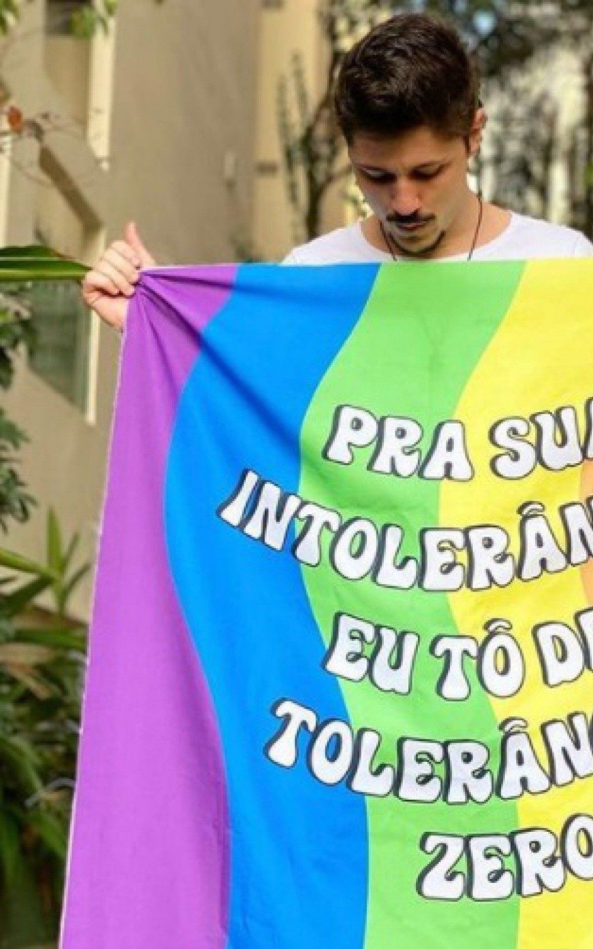 Rafael Vieira e Felipe Ferreira sofreram ataques de homofobia quando andavam de m&atilde;os dadas em Copacabana