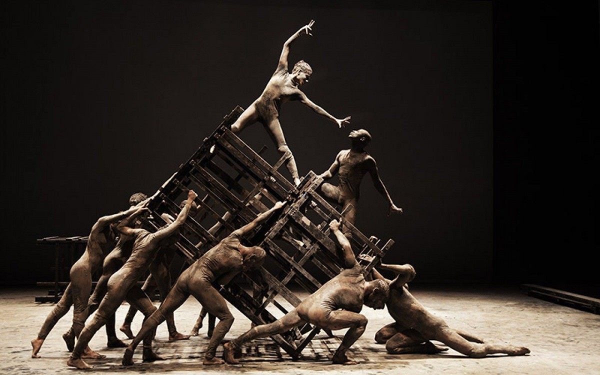 A apresenta&ccedil;&atilde;o em filme do espet&aacute;culo &lsquo;C&atilde;o Sem plumas&rsquo;  e a palestra acontecer&atilde;o no Col&eacute;gio Fator, no Centro de S&atilde;o Jo&atilde;o de Meriti, &agrave;s 19h40