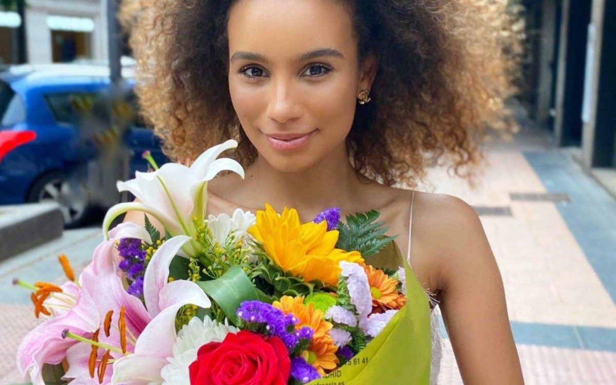 Ex-bailarina do Faustão, Carol Tozaki ganha flores de fã após terminar namoro com 'bolsominion'