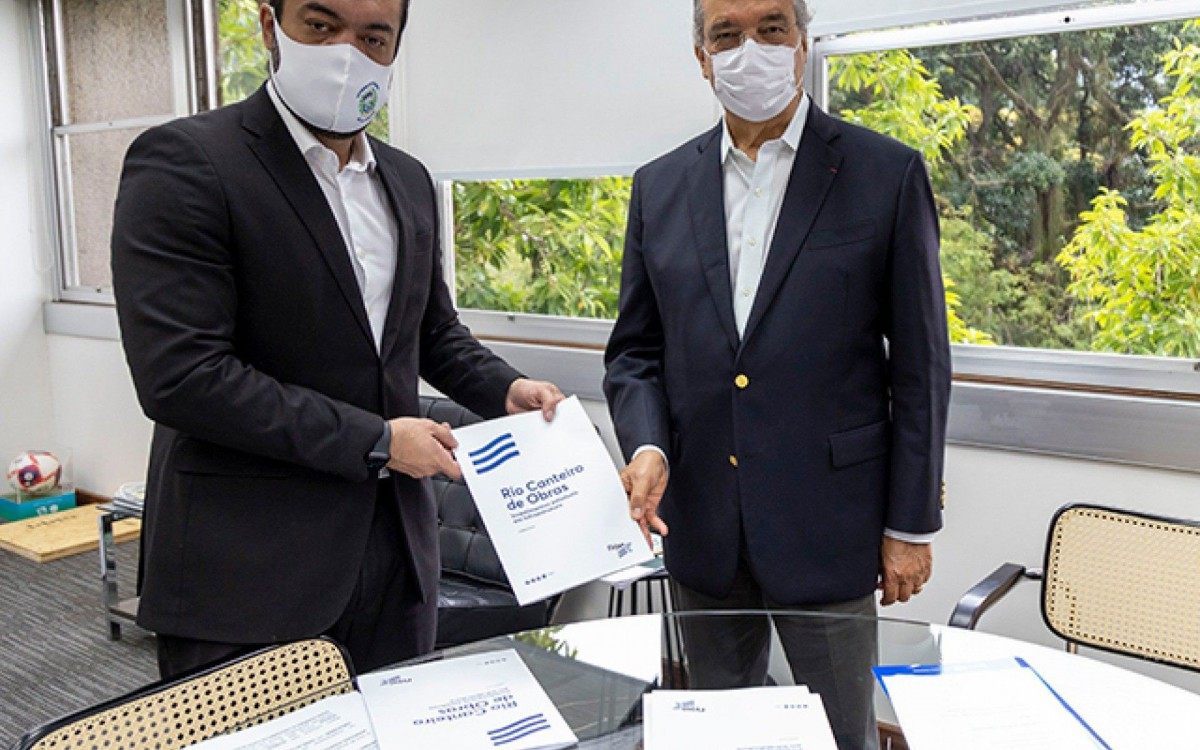 Governador Cláudio Castro recebeu do presidente da Firjan, Eduardo Eugenio, o documento Rio Canteiro de Obras