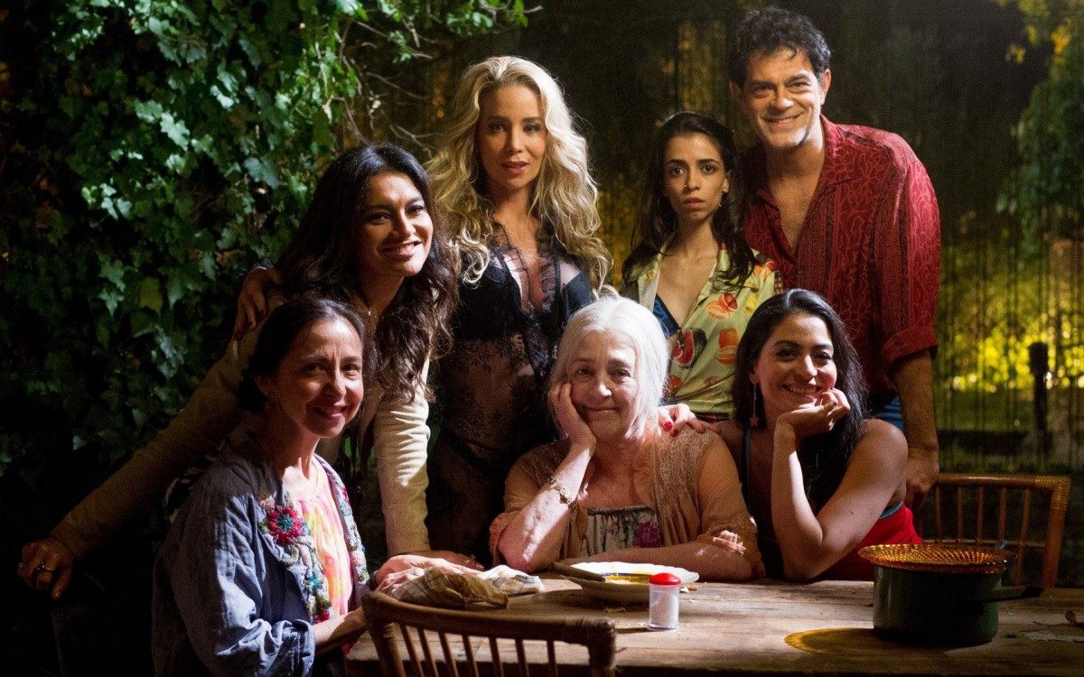 Carol Castro (alto) na pele da prostituta Madalena; acima, a atriz com Carolina Virgüez, Dira Paes, Danielle Winits, Carmen Maura, Laura Lobo, Eduardo Moscovis - fotos Mariana Vianna