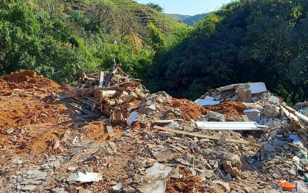 Ação integrada entre Polícia Civil, GMVR e Meio Ambiente flagra descarte irregular de entulho em área de preservação - Divulgação