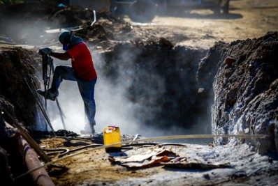Ruas do bairro Shangrilá em Belford Roxo têm rocha removida e colocação de manilhas
