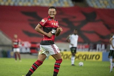 Gigante europeu monitora atacante do Flamengo e pode fazer proposta
