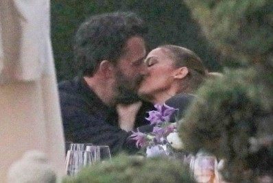 Jennifer Lopez e Ben Affleck são flagrados aos beijos em jantar romântico