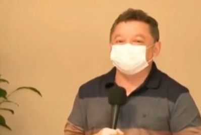 Secretário de saúde afirma que vacinação de mulheres cedo é 'para voltarem logo pra fazer comida'