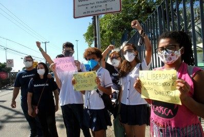 Manifestação pela democracia e contra o corte de verbas é realizada em frente ao Colégio Pedro II