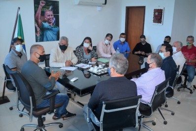 Prefeito de Iguaba Grande recebe deputados em seu gabinete
