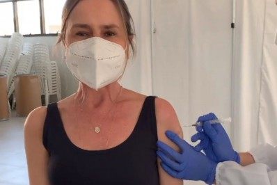 Vídeo! Susana Naspolini toma segunda dose da vacina contra covid-19
