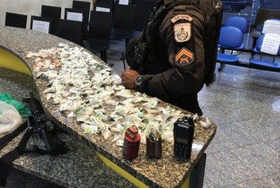PM apreende granadas e carga de cocaína em comunidade de Macaé