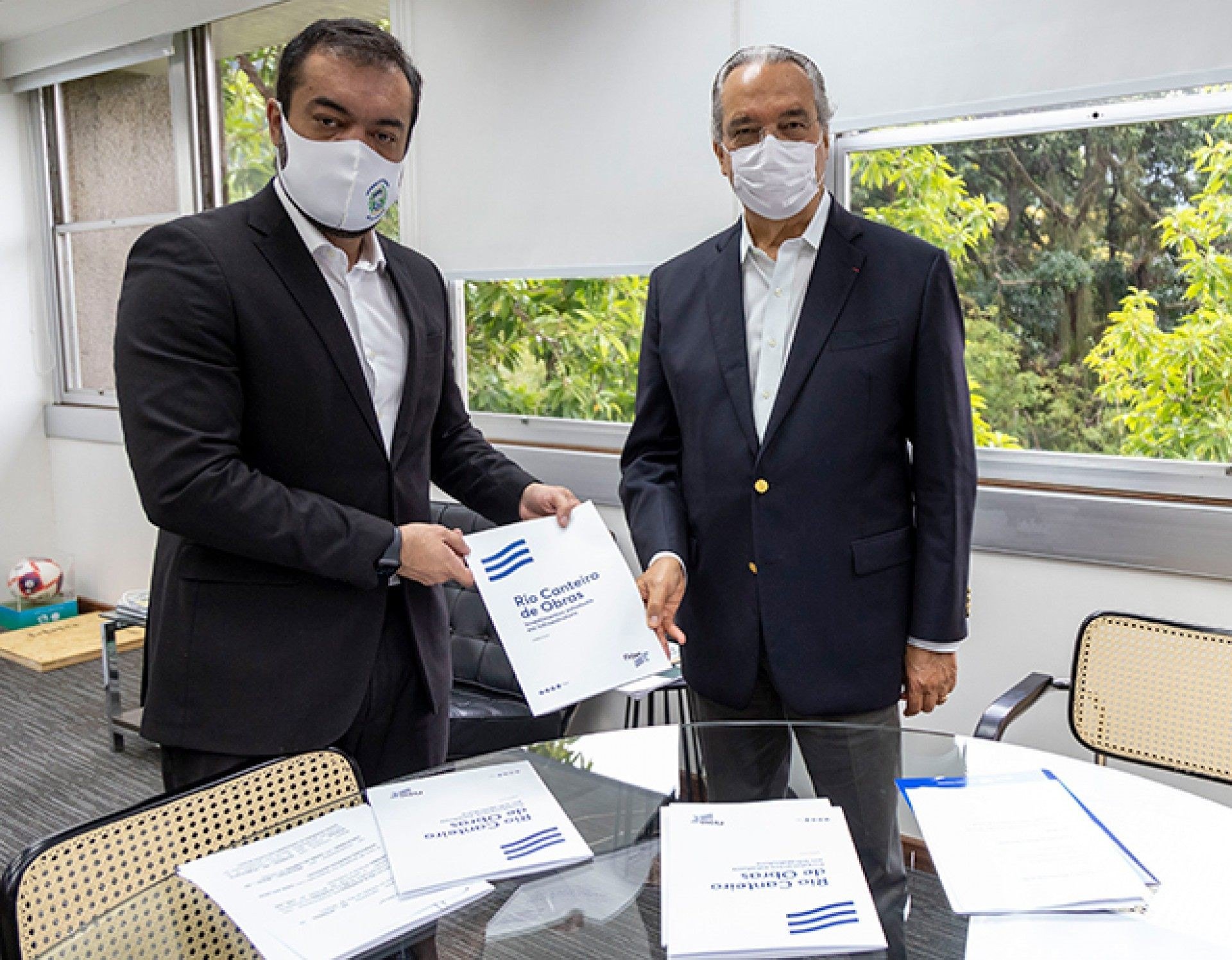 Governador Cláudio Castro recebeu do presidente da Firjan, Eduardo Eugenio, o documento Rio Canteiro de Obras - Divulgação