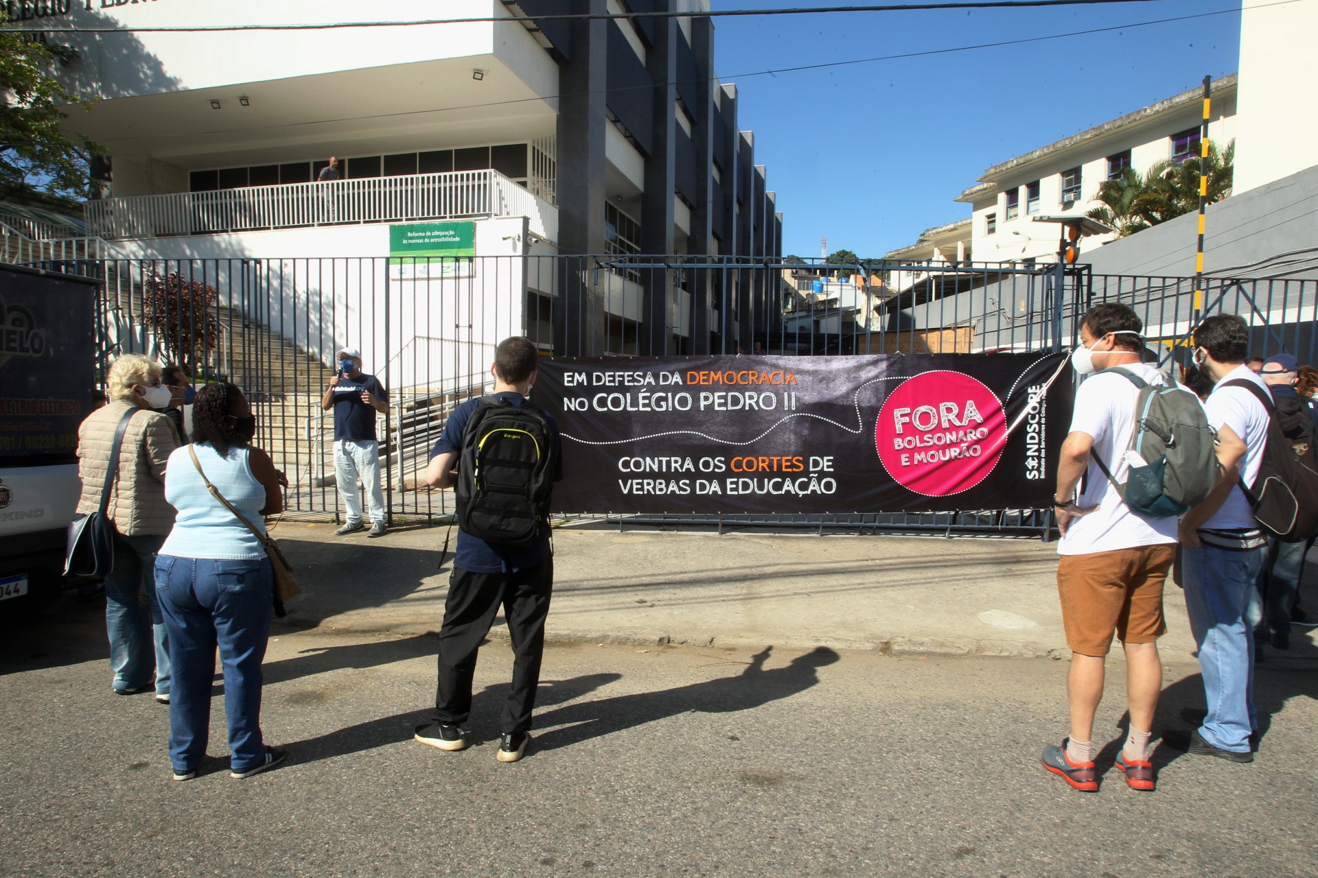 Ato pela democracia e contra o corte de verbas na porta do Col&eacute;gio Pedro II - Estefan Radovicz / Agencia O Dia