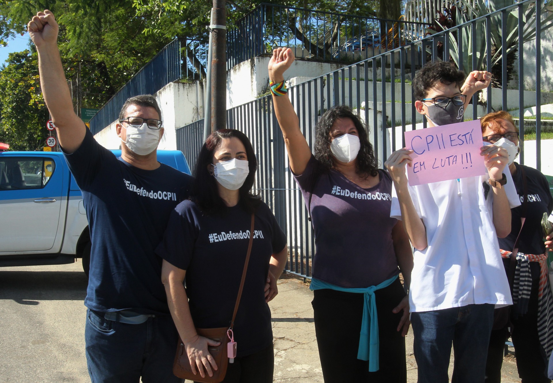 Leonardo Lima, pai de aluno do 9&ordm; ano, protesta em frente ao Col&eacute;gio Pedro II - Estefan Radovicz / Agencia O Dia