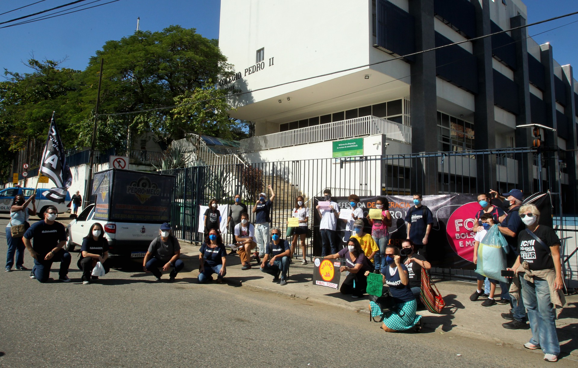 Manifesta&ccedil;&atilde;o em frente ao Col&eacute;gio Pedro II, em S&atilde;o Crist&oacute;v&atilde;o - Estefan Radovicz / Agencia O Dia