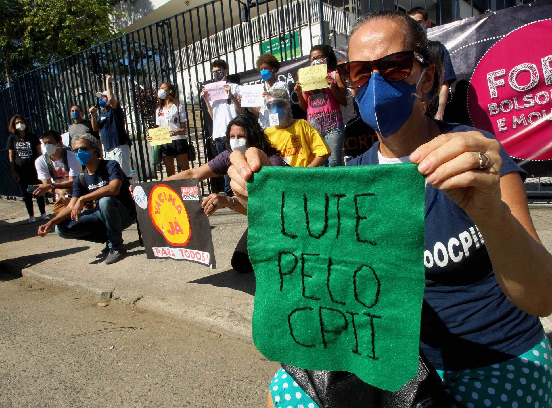 Estudantes, servidores, pais e respons&aacute;veis protestam em frente ao Col&eacute;gio Pedro II - Estefan Radovicz / Agencia O Dia