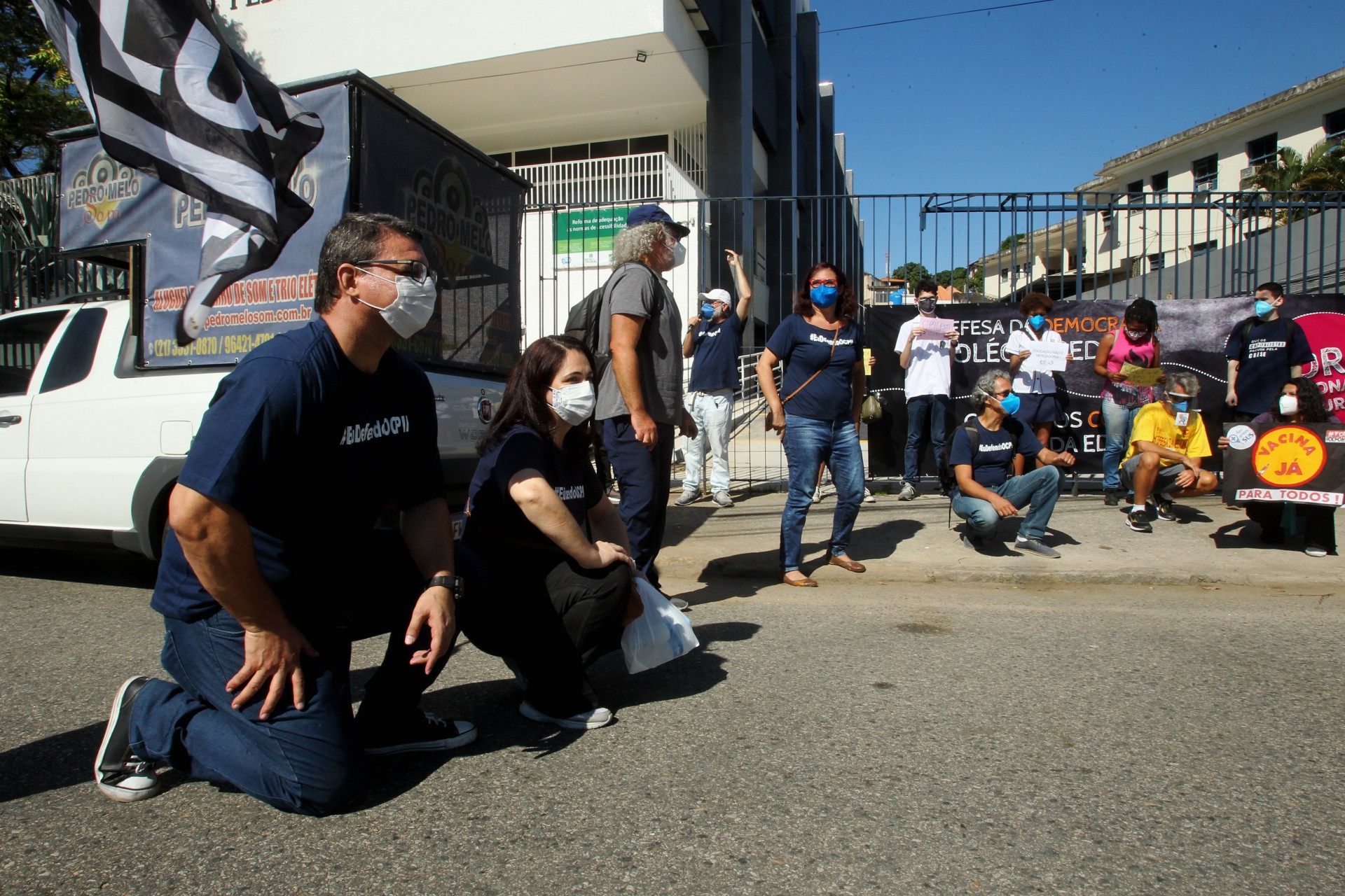 Leonardo Lima, pai de aluno do 9&ordm; ano, participa de manifesta&ccedil;&atilde;o em frente ao Col&eacute;gio Pedro II - Estefan Radovicz / Agencia O Dia