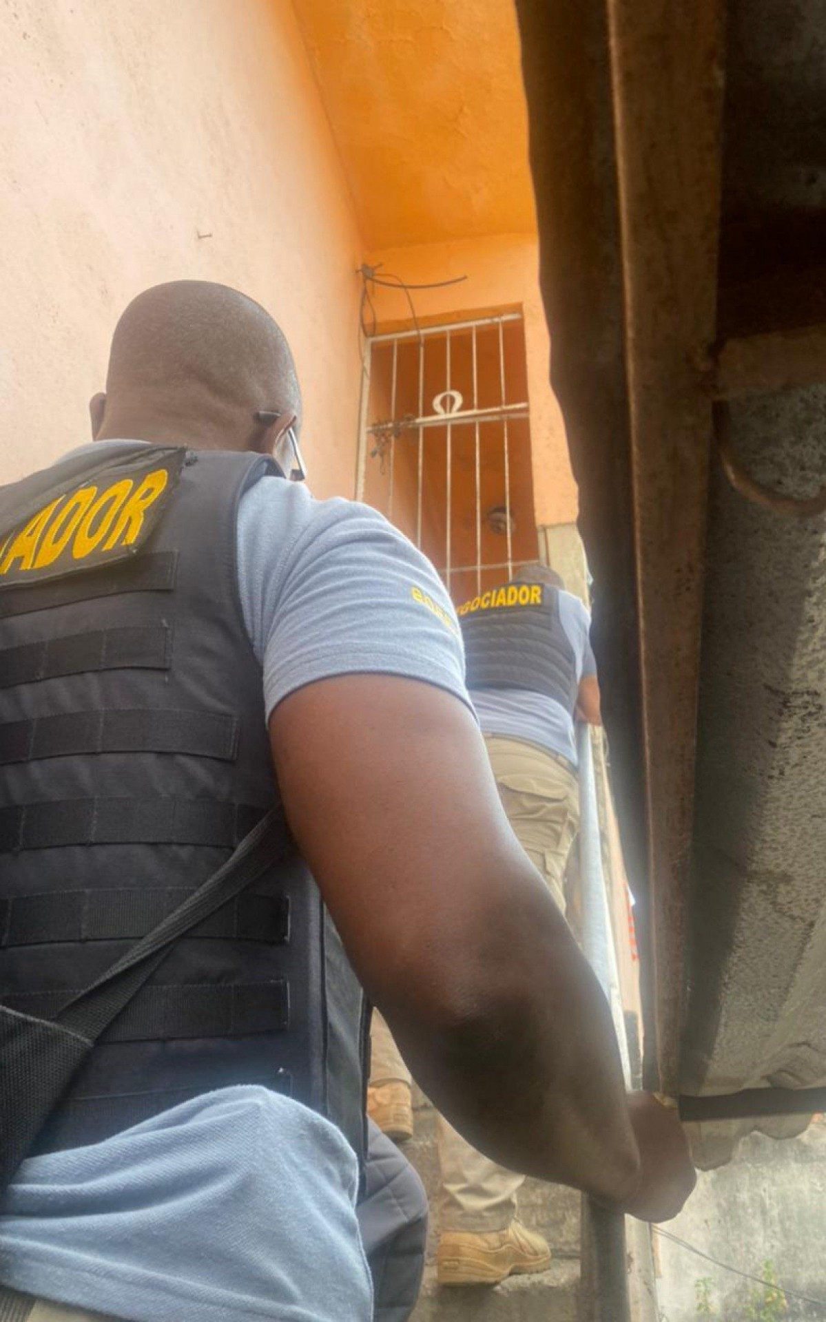 Filho mant&eacute;m m&atilde;e como ref&eacute;m em Duque de Caxias