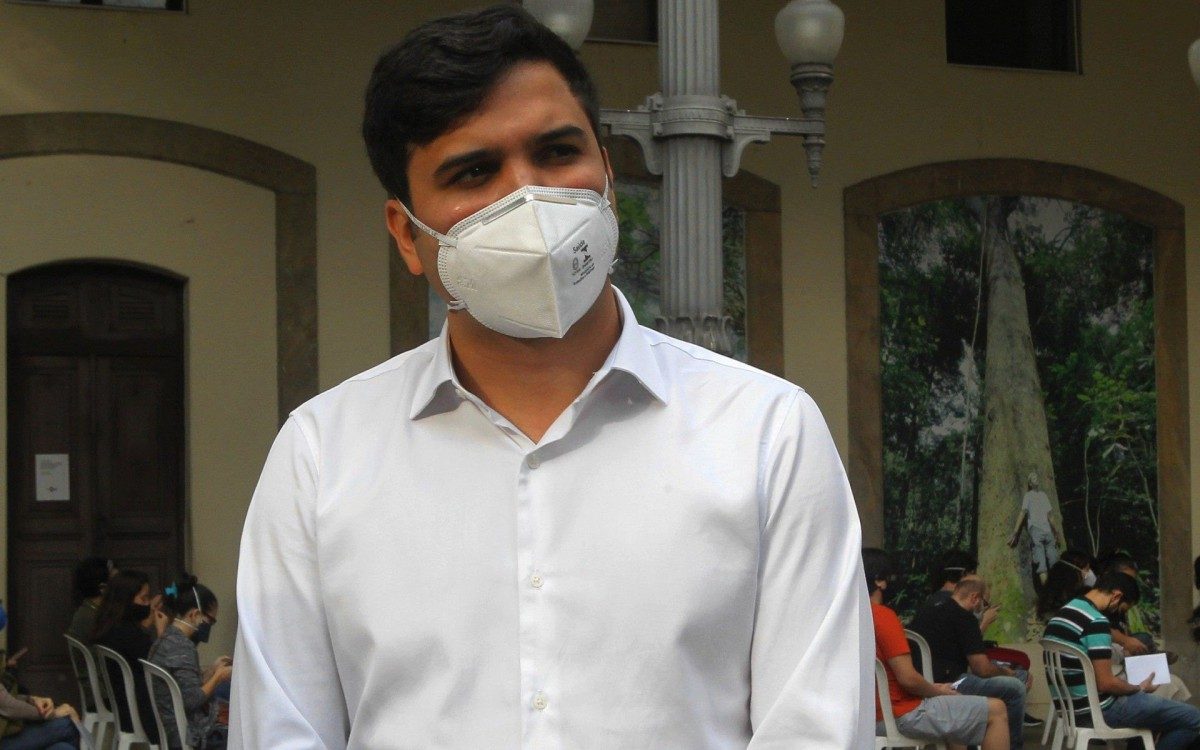 Secretário municipal de Educação do Rio, Renan Ferreirinha, acompanha vacinação no Museu da República - Estefan Radovicz / Agencia O Dia