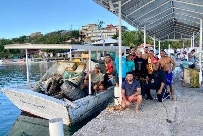 Mais de duas toneladas de lixo é recolhido das Ilhas Feia e Caboclo de Búzios