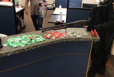 Dupla é presa com espingarda em acesso à comunidade em Niterói