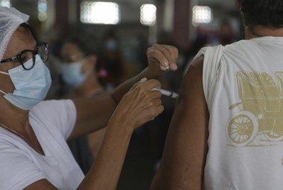 São Gonçalo vacina população com mais de 49 anos nesta quarta (16)